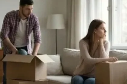 Umzugskartons in einer Wohnung als Symbol für Trennung