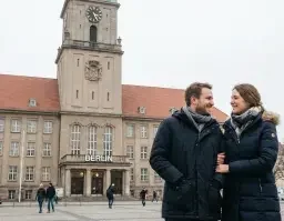 Das Rathaus Schöneberg am John-F.-Kennedy-Platz im Bezirk der Praxis für Paartherapie