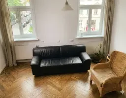 Gemütliches Sofa im Therapieraum der Praxis für Paartherapie und Einzelgespräche in Berlin Schöneberg